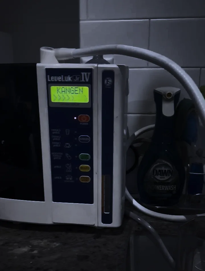 Before sunrise in Face's kitchen: the lights are off and the screen of his Enagic LeveLuk Jr IV glows Kangen.